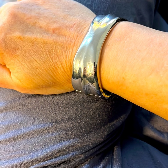 Vintage Silver wide hinged Beautiful bracelet. - Picture 4 of 12